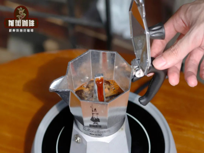 Руководство для начинающих по гейзерной кофеварке | Как заваривать кофе в гейзерной кофеварке? Как работает гейзерная кофеварка? Какие кофейные зёрна подходят для заваривания в гейзерной кофеварке?
